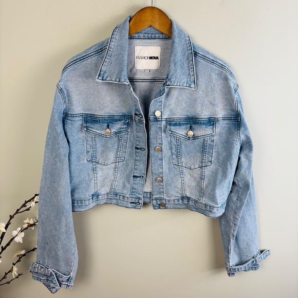 Fashion Nova Light Wash Crop Denim Jacket Size 1X - Picture 2 of 5